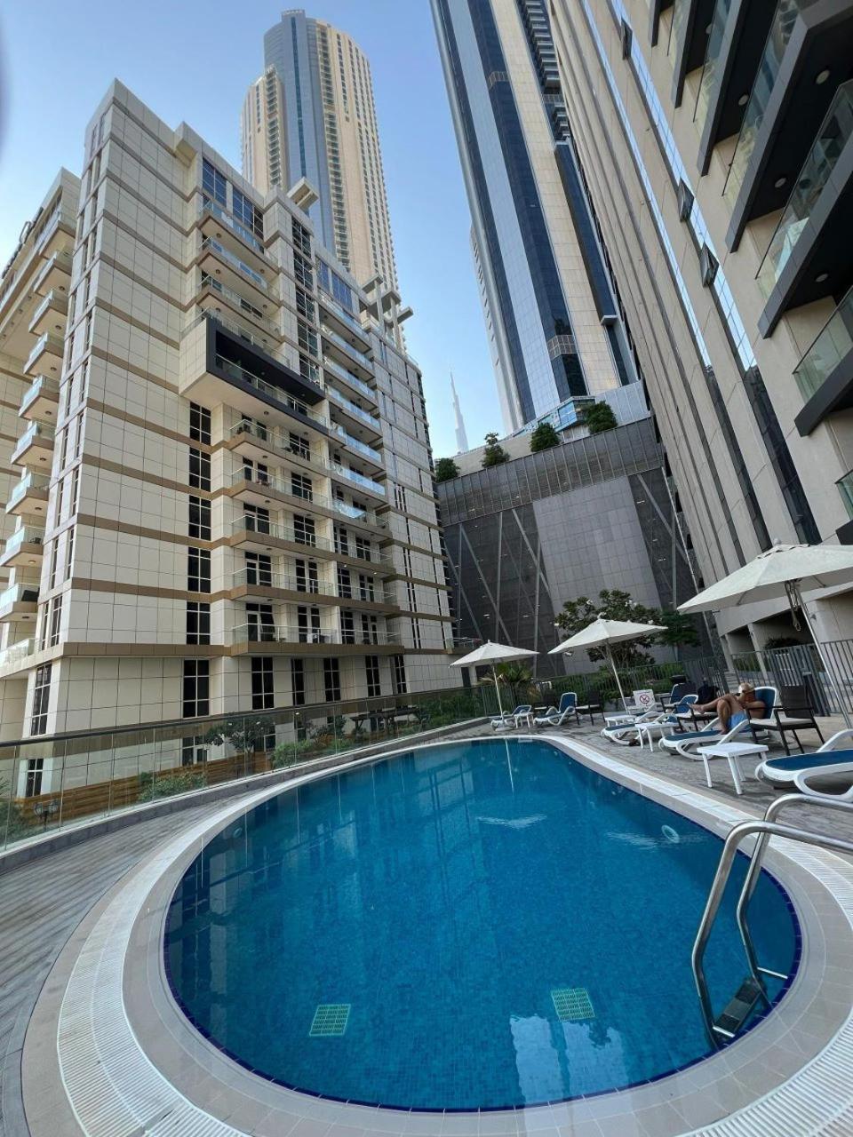 Downtown Holiday'S - 1 Min To Dubai Mall & Burj Khalifa Hostel Exterior photo